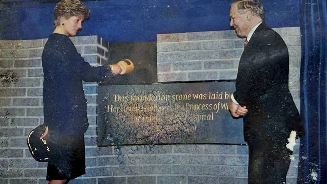 Prenses Diana'nın 100 yıl sonra açılması planlanan kapsülünü açtılar! 1